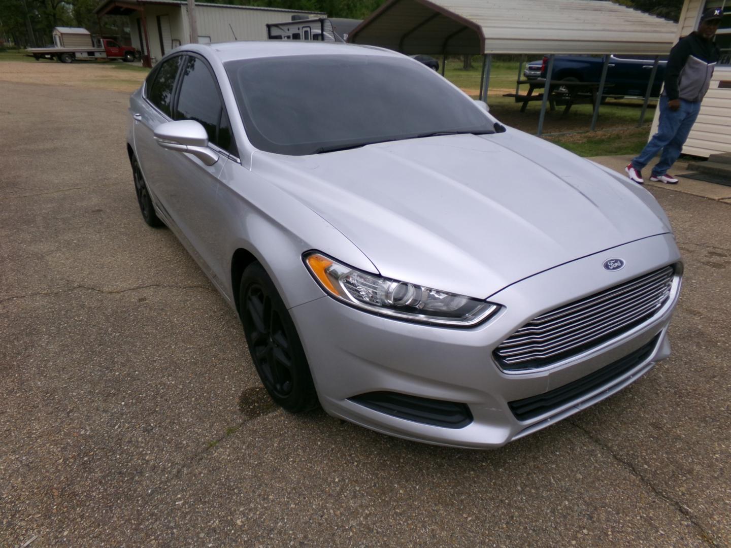 2016 Silver /Black Ford Fusion SE (3PA6P0H72GR) with an 2.5L engine, automatic transmission, located at 401 First NE, Bearden, AR, 71720, (870) 687-3414, 33.726528, -92.611519 - Photo#22